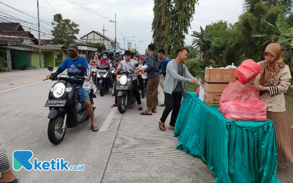 Thumbnail Ajarkan Siswa Berbagi, SMK Trisakti Bagi-Bagi Takjil