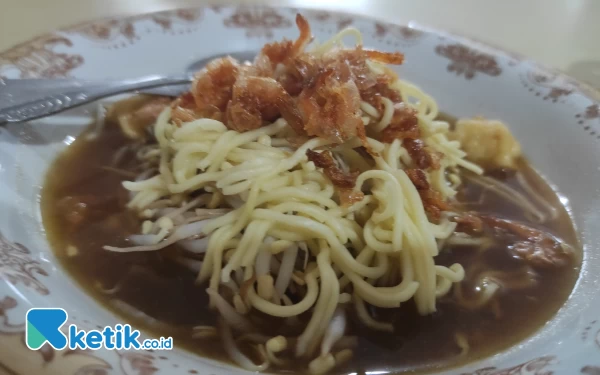 Thumbnail Berita - Tanpa Gunakan Petis, Lontong Mie  Baba Hoi Jadi Idola Warga Surabaya