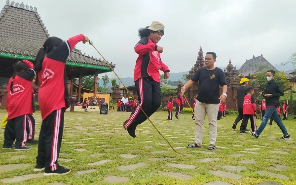 Thumbnail Lestarikan Permainan Tradisional, Yayasan Bimasakti Peduli Negeri Gelar Parade Dolanan Jadoel