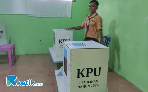 Foto KPPS penjaga kotak suara tampak sumringah siap melayani pemilih dengan sepenuh hati. (Foto: Al Ahmadi/Ketik.co.id)