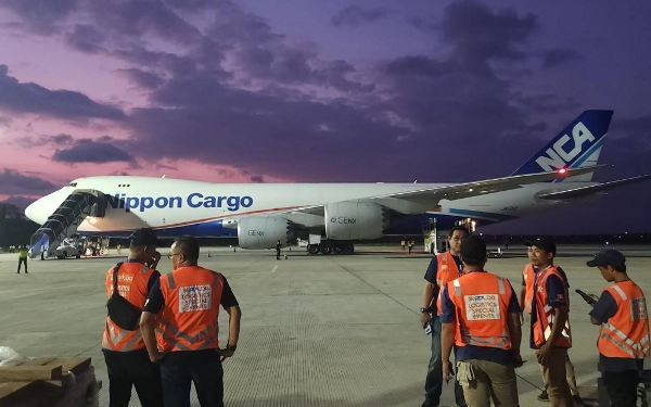 Thumbnail Berita - 111 Ton Kargo Logistik MotoGP Tiba di Bandara Lombok