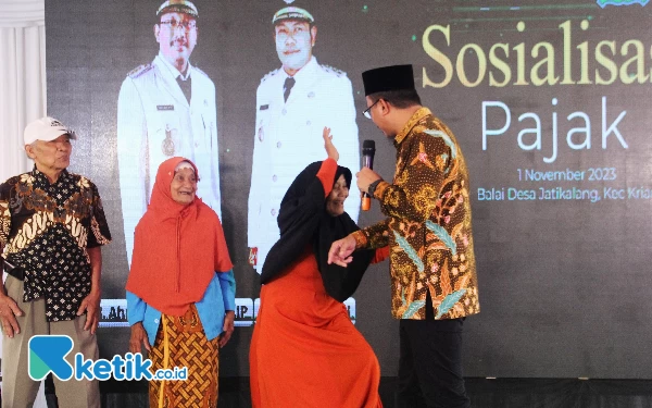 Gus Muhdlor Sosialisasi Diskon 50 Persen Pajak BPHTB, Tawa Warga Pecah karena Senang