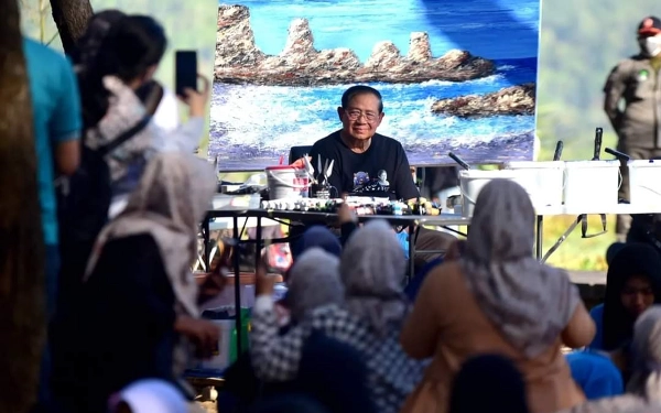 Foto SBY nampak telah menyelesaikan lukisan 'Pantai Klayar Pacitan'-nya. (Foto:Prokopim Pacitan)