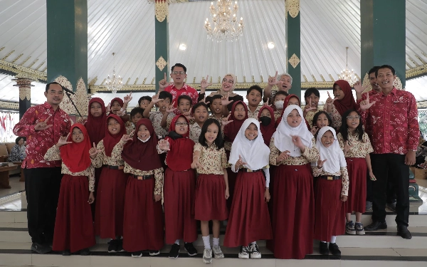 Foto Perwakilan siswa-siswi SD dengan semangat hadir pada acara penyerahan apresiasi kepada para pegiat literasi.(Foto: Humas Pemkab Sleman/Ketik.co.id)