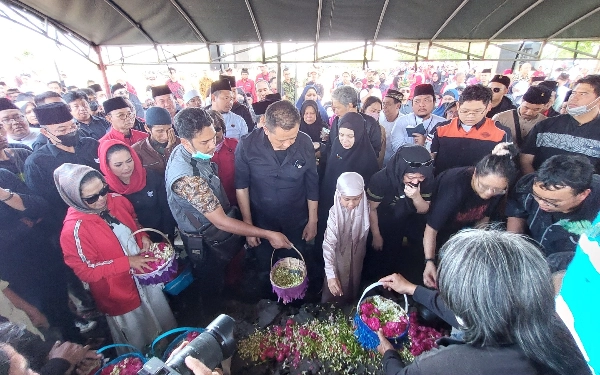 Thumbnail Pihak keluarga menabur bunga di pusara Alm Whisnu Sakti Buana. (Foto: Husni Habib/Ketik.co.id)