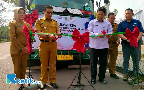 Thumbnail Bupati Bandung Lepas Ekspor 11,6 Ton Pakan Ikan Hias ke Jepang