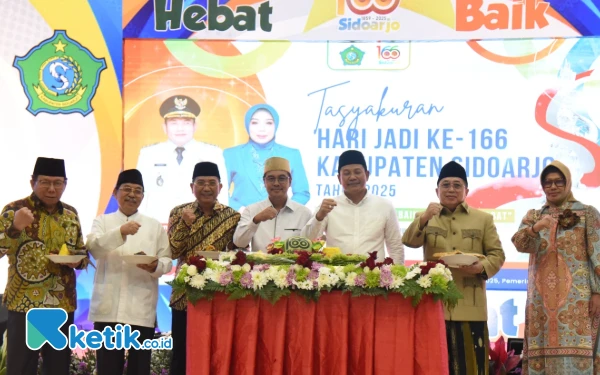 Thumbnail Berita - Plt Bupati Sidoarjo Subandi Mohon Doa serta Arahan Para Kiai, Mantan Bupati, dan Masyarakat