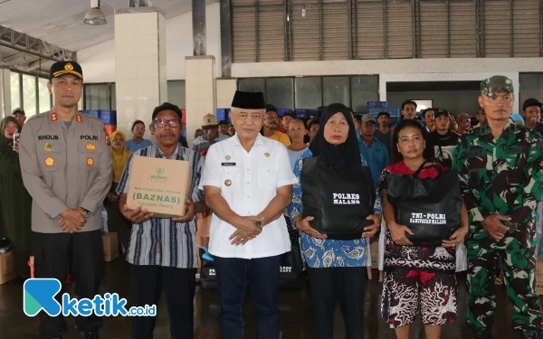 Thumbnail Berita - Bantu Nelayan Hadapi Perubahan Iklim, Kapolres Malang Distribusikan Ratusan Paket Sembako