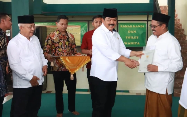 Peduli Rumah Ibadah, Menteri ATR/BPN Bagikan 30 Sertipikat Tanah Wakaf di Kabupaten Malang
