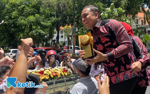 Thumbnail Berita - Kemeriahan Kirab Penghargaan Adipura Kencana Kota Surabaya, Cak Eri Disambut Ribuan Warga