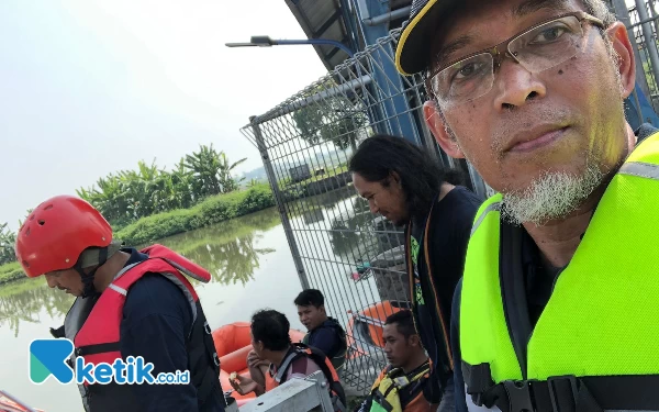 Foto Tim Patroli Air gabungan dari DLH Kab Mojokerto, Aliansi Air, LSM Wehasta, Elang Nusantara, Yayasan Bambu Lestari, dan KEA Outdoor
 (Foto: Andung Kurniawan/Ketik.co.id)