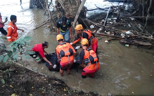 Thumbnail Berita - 4 Hari Tenggelam, Team SAR Temukan Pete Sanjaya Mengapung di Atas Tumpukan Bambu