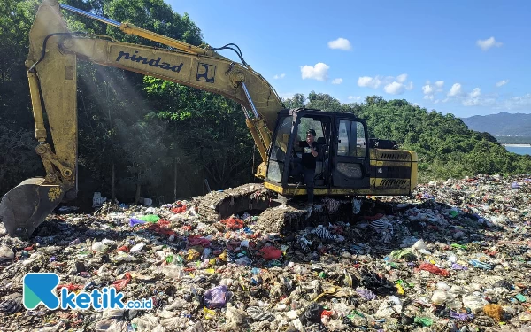 Foto Alat berat sedang memindahkan sampah di TPA Pacitan (Foto: Al Ahmadi/Ketik.co.id)