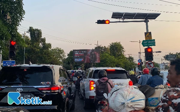 Thumbnail Berita - Wali Kota Surabaya Bakal Kurangi Waktu Lampu Merah Demi Minimalisir Polusi
