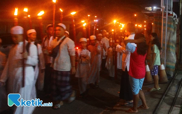 Thumbnail Tampak warga sekitar menyaksikan pawai obor untuk menyambut bulan suci Ramadan 1445 H oleh para santri Majelis Taklim An Nur Palembang asuhan Ustadz Kgs HM Nurdin Mansur, sabtu (9/3/2024). Selain santri Majelis Taklim An Nur Palembang tampak juga warga sekitar yang ikut dalam pawai obor tersebut. (Foto: Wahyu Rahmanto/Ketik.co.id)