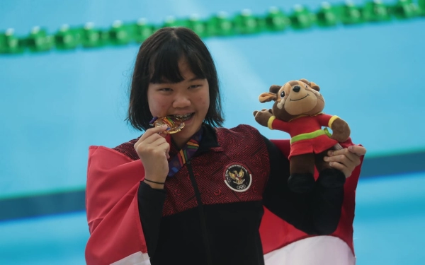 Thumbnail Berita - Perenang Flairene Candrea Jadi Pembawa Bendera Kontingen Indonesia di Pembukaan SEA Games 2023