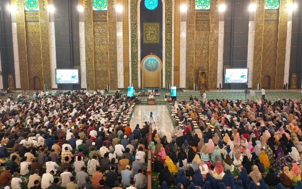 Foto Generasi Z Islami yang memenuhi Masjid Al-Akbar Surabaya. (Foto: Humas MAS)