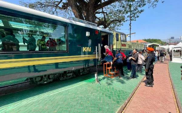 Foto Masayarakat  dapat mengunjungi Balai Yasa sebagai program edukasi dari KAI  terkait proses perawatan kereta. (Humas KAI Daop 8)