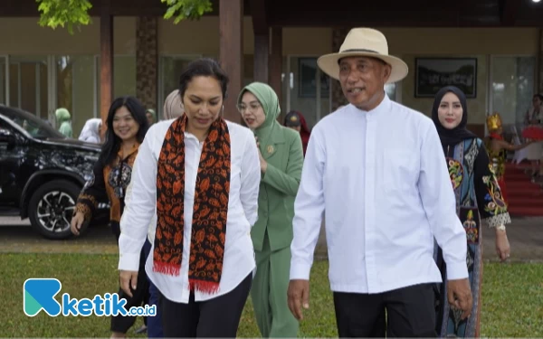 Foto Arum Sabil saat menerima kunjungan Ibu Pangkostrad  Paulina Maria Dame Uli
di Jember, Senin (18/9/2023). (Foto: Kholisin/Ketik)