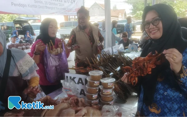 Ikan Asap dan Telur Laris Dibeli saat Pasar Murah Disperindag Kabupaten Malang di Brongkal