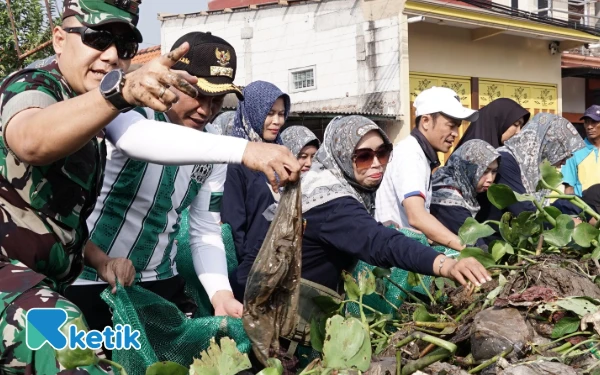 Thumbnail Berita - Bersih-Bersih Sampah Sungai, Bupati Subandi Bersama Dandim Tak Mau Pakai Sarung Tangan