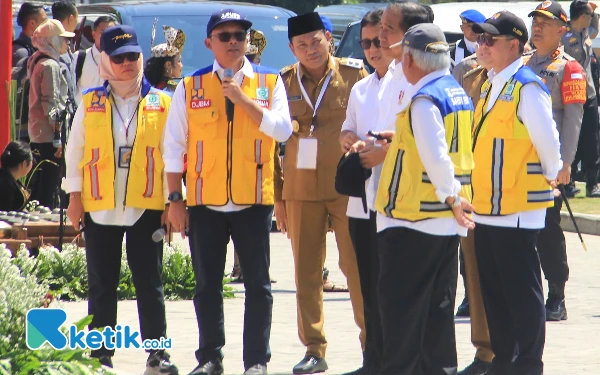 Thumbnail Presiden Jokowi Pesan ke Plt Bupati H Subandi untuk Siapkan Pembangunan Flyover Gedangan pada 2025