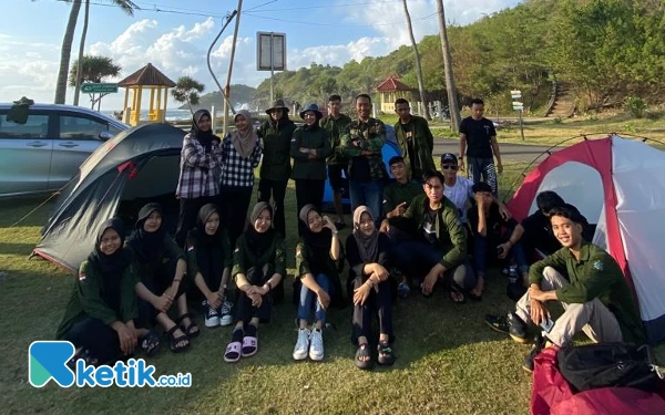 Foto Komunitas Mahasiswa Pecinta Lingkungan dan Alam (Mapala) STKIP PGRI Pacitan, usai camping demi mengincar indahnya sunrise di Pantai Srau. (Foto: Liza For Ketik.co.id)