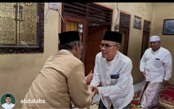 Thumbnail Prof. Mahfud MD bersalaman dengan pengasuh Ponpes Annuqayah ( foto : IG abdalabs for Ketik.co.id )