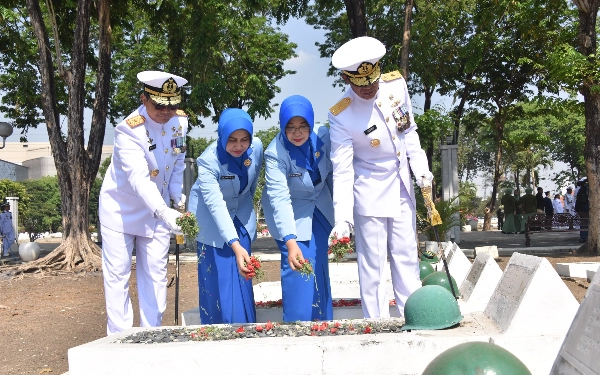 Thumbnail Jelang HUT ke 78 TNI, Koarmada II Gelar Ziarah di TMP