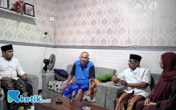 Foto Wabup Jember, Djoko Susanto saat menjenguk warga. (Foto: Atta/ Ketik.co.id)