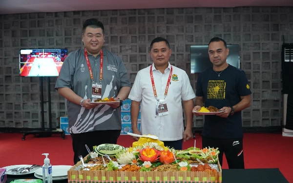 Thumbnail Berita - Jelang Indonesia Open, Fadil Imran Gelar Potong Tumpeng dan Beri Semangat Wakil Indonesia