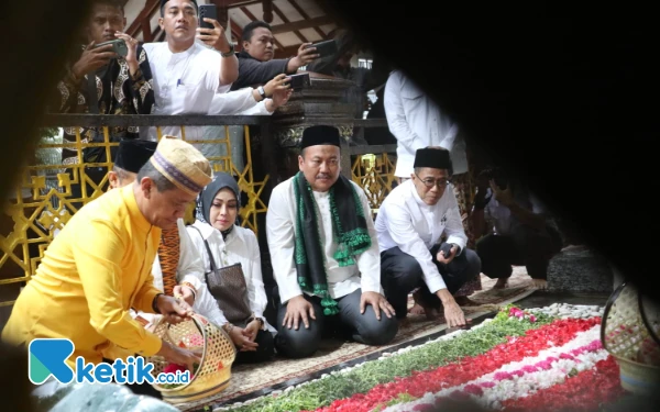 Thumbnail Berita - [Berita Foto] Bahlil Lahadalia Ziarah Makam Gus Dur di Tebuireng Jombang