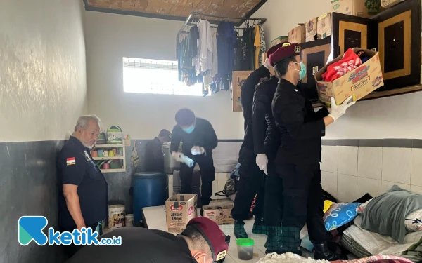 Foto APH gabungan saat menggeledah kamar hunian blok napi di lapas II Tuban, 28 Mei 2025. (Foto: Ahmad Istihar/Ketik.co.id)