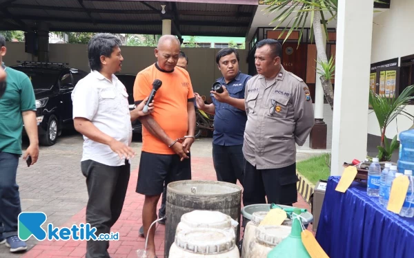 Thumbnail Produksi Miras Ilegal Saat Ramadan, Kakek di Kabupaten Malang Ditangkap Polisi