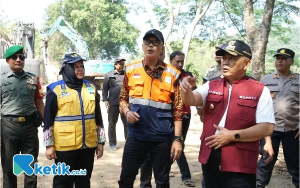 Ditinjau Bupati Malang, DPUBM Upayakan Agar Longsor Tak Berulang di Jalan Rajekwesi