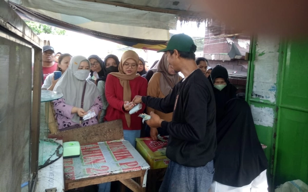 Thumbnail Unik, Pengunjung Harus Tukar Uang dengan Kepingan Kayu Agar Bisa Beli Makanan di Pasar Lawasan Surabaya