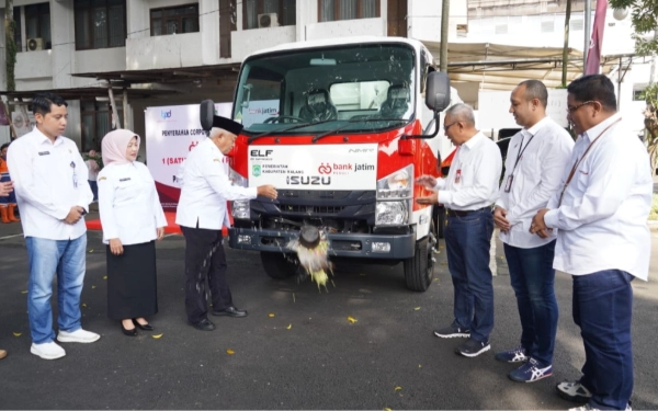 Thumbnail Berita - Atasi Persoalan Sampah, Bupati Malang Terima 1 Unit Arm Roll Truck dari Bank Jatim