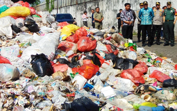 Thumbnail Berita - Bupati Subandi Perintahkan DLHK Ambil Alih, Gunung Sampah di Ngampelsari Langsung Bersih