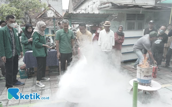 Tiga Dosen Unusa Ajarkan Warga Kampung Lawas Maspati Atasi Kebakaran