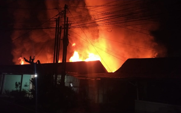 Thumbnail Berita - 42 Orang Terdampak Musibah Belasan Rumah Terbakar di Asrama TNI