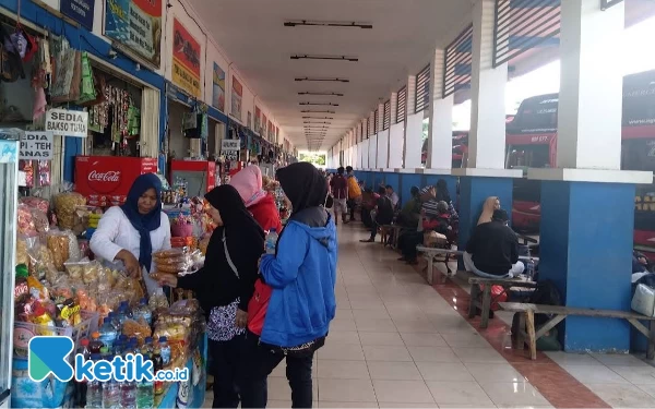 Foto Suasana Terminal Tipe A Pacitan mulai sepi, pasalnya kedatangan pemudik di Kabupaten Pacitan mulai menurun pada jelang Lebaran. (Foto: Al Ahmadi/Ketik.co.id)