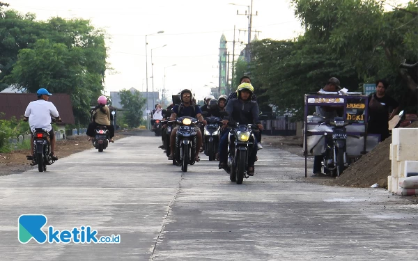 Pemkab Sidoarjo Bantu Ekonomi Masyarakat dengan Betonisasi Jalan, Warga: Terima Kasih Pak Bupati Gus Muhdlor