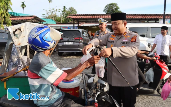 Thumbnail Berita - Semangat Keberkahan, Sat Resnarkoba Polres Abdya Bagi Takjil untuk Warga