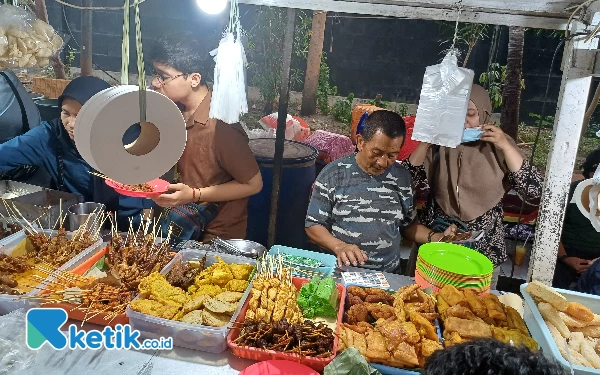Thumbnail Berita - Unik! Pedagang di Jl Bintoro Surabaya Ini Jualan Krisdayanti hingga Mbok Enom