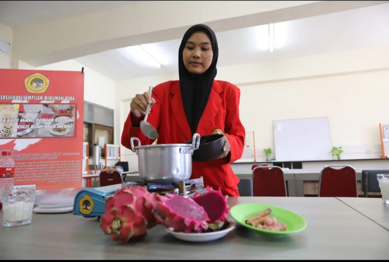 Mahasiswi Untag Surabaya Buat Toping Minuman dari Kulit Buah Naga