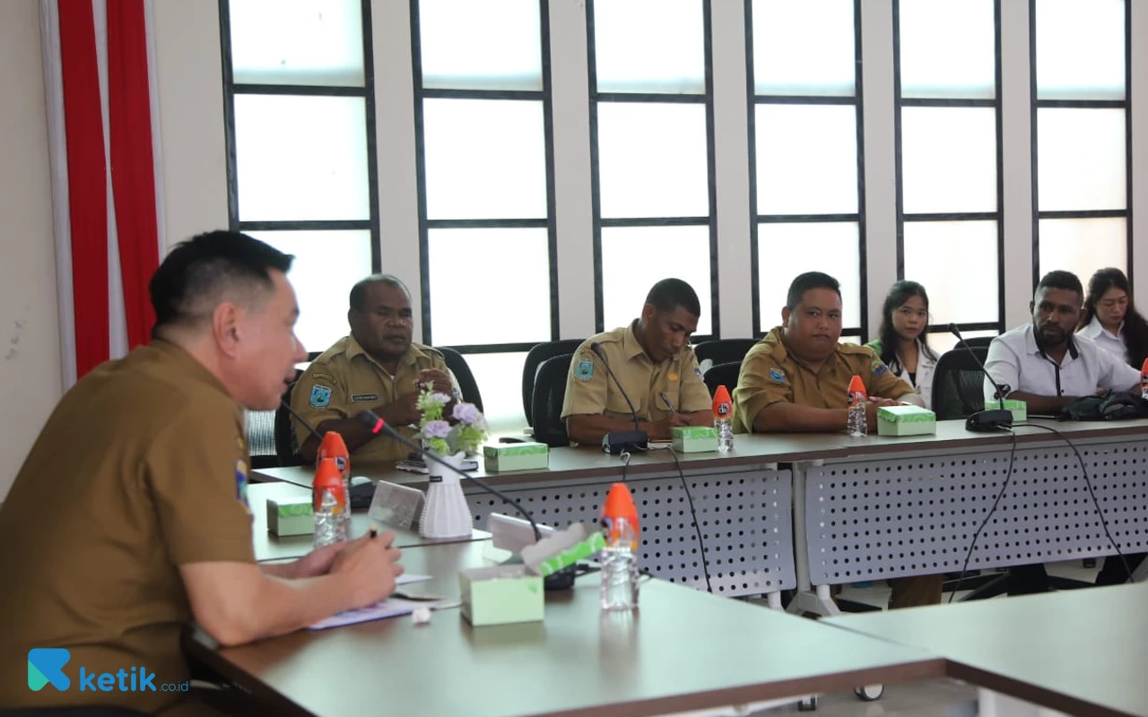 Foto Bupati Freddy Thie  tatap muka di ruang rapat dengan Panitia WCD