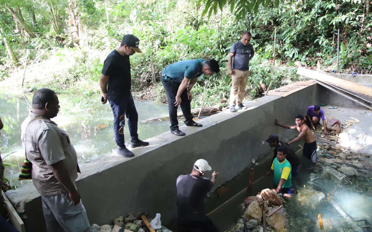 Foto Bupati Kaimana Freddy Thie saat memantau secara langsung sumber air Kali Torabe. (Foto: dok. Pemkab Kaimana)