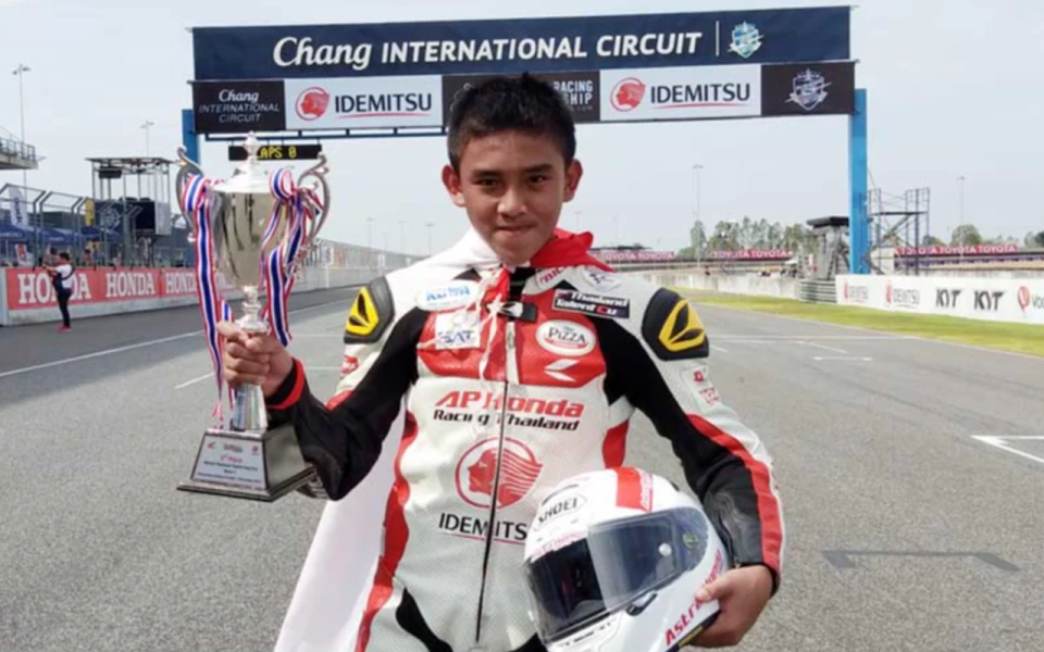 Foto Mario Suryo Aji dengan pialanya di Thailand Talent Cup 2017. (Foto: dok. otomotifnet)