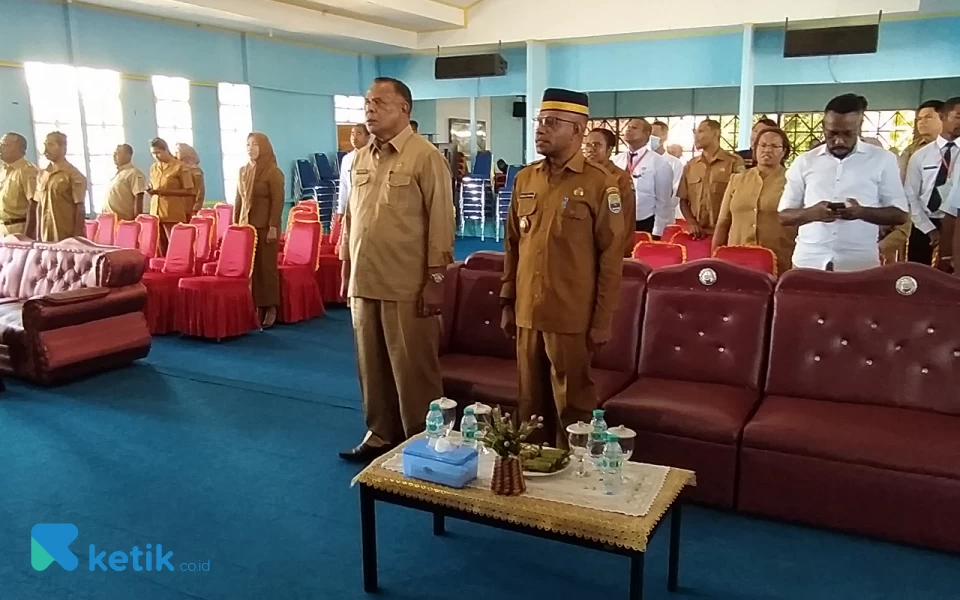 Foto Wabup Hasbulla saat menyanyikan lagu Senja di Kaimana