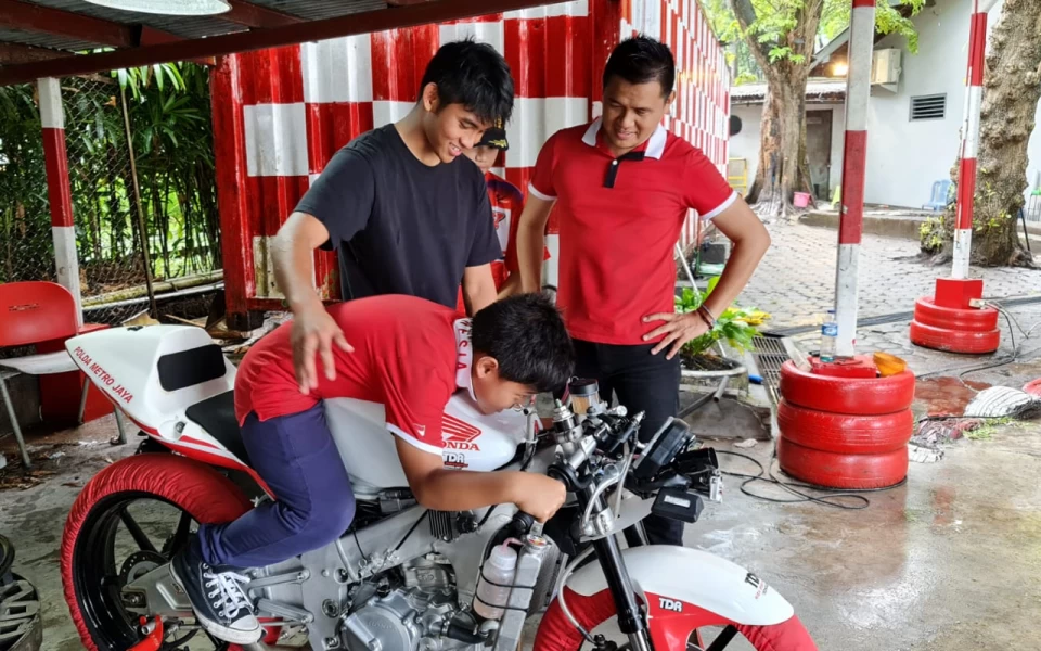 Foto Mario Suryo Aji (berdiri kiri) dan CEO Ketik, Kiagus Firdaus (berdiri kanan) , di sela-sela latihan motorcross di Yogyakarta (8/10). (Foto:  Kia/Ketik)